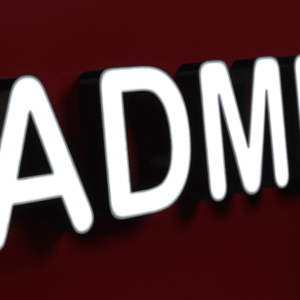 Litere cu lumina pe față